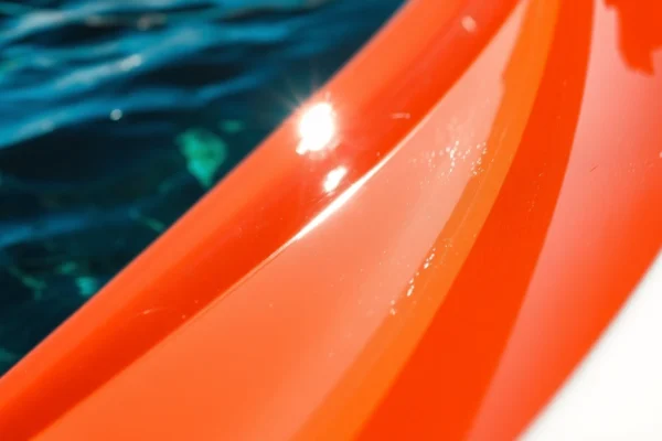 Boots Versiegelung application demonstrating high-gloss protective coating on boat surface for